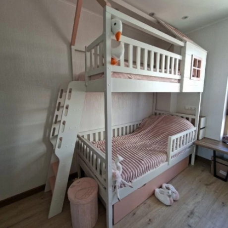  Двухъярусная кровать домик